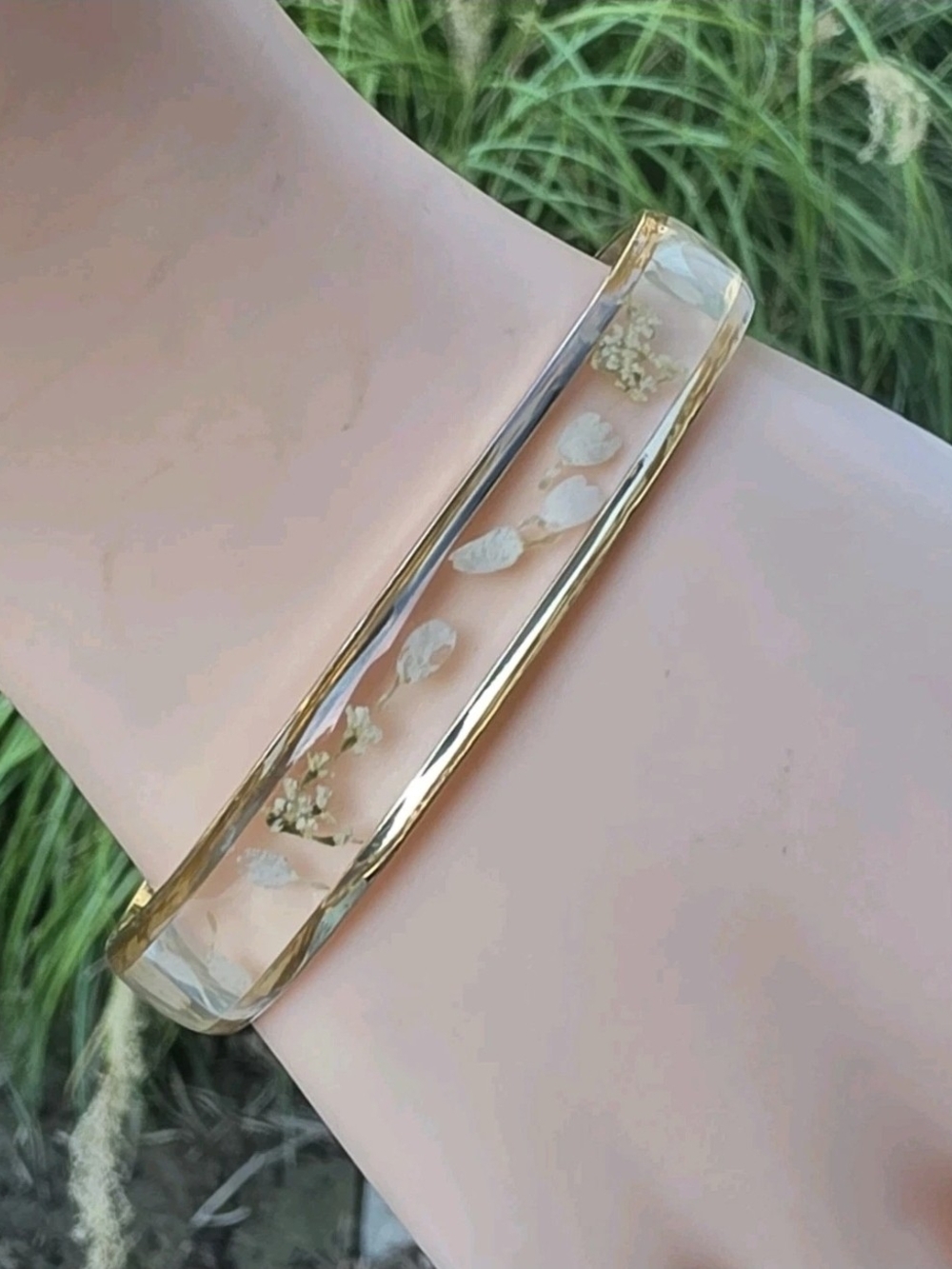Vintage Gold Tone Pressed Flower Clear Resin Cuff Bracelet Baby’s Breath Floral